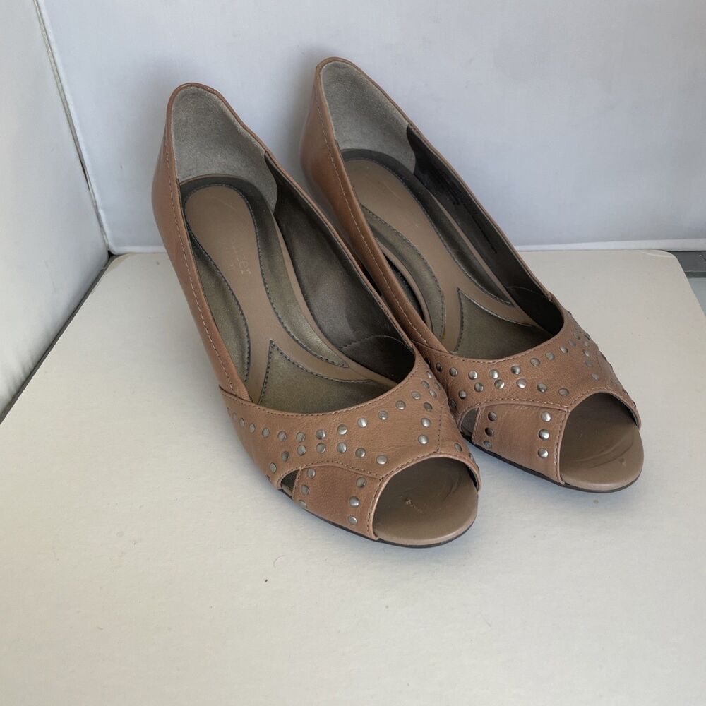 Naturalizer tan Peep Toe block heel Size 7W